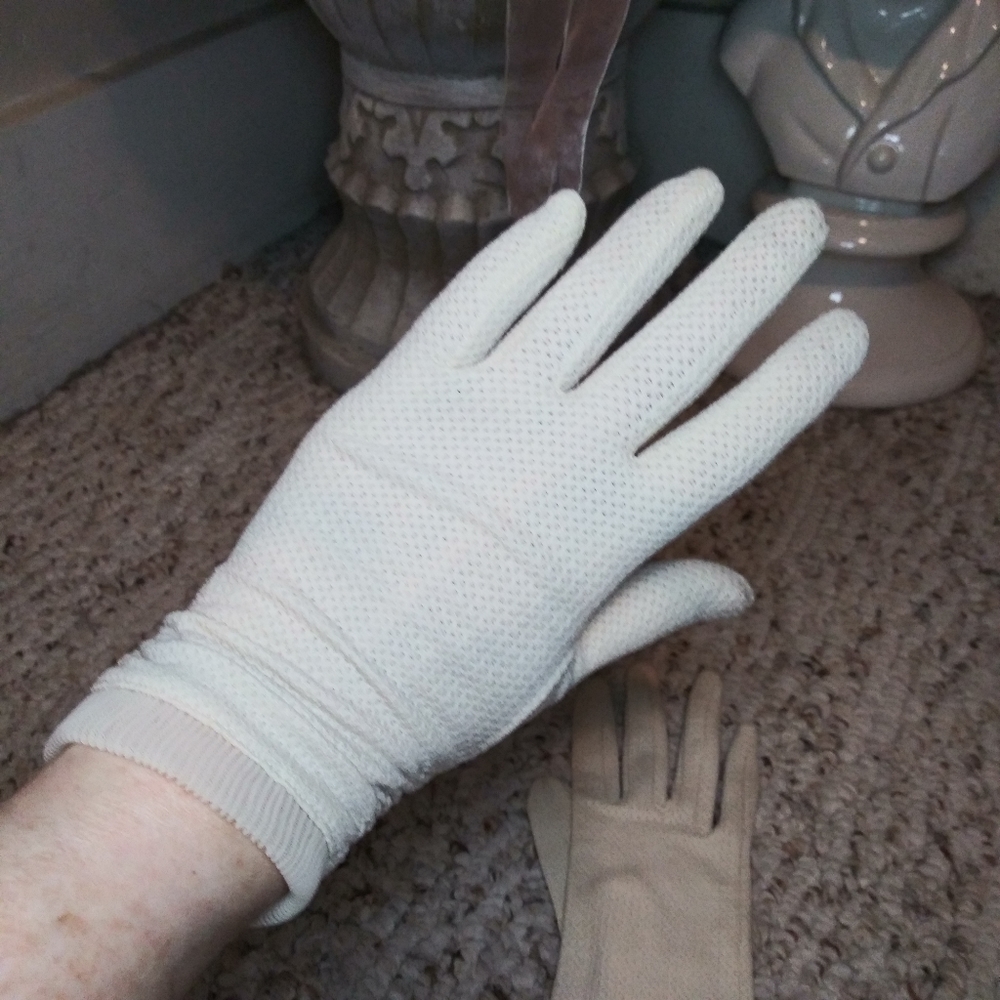 Vintage 1950's Ruched Side Tan Pin-Dot Nylon Gloves With Chiffon Ruffled Cuff